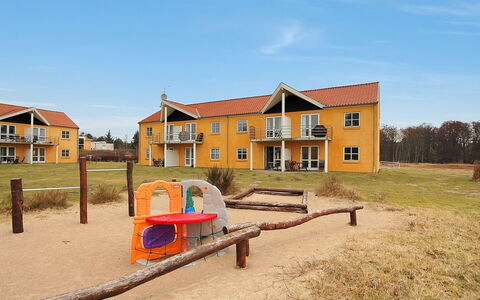 Enni - 100M from the Sea: Estate, Prato, Cortile