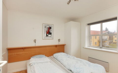 Enni - 100M from the Sea: Parete, Legna, Interior Design, Letto, Appartamento, Pavimento, Soffitto, Camera Da Letto, Pavimentazione, Camera