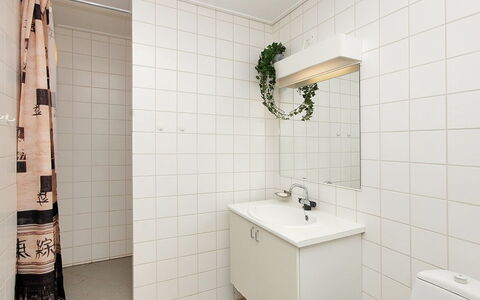Enni - 100M from the Sea: Pavimentazione, Parete, Pavimento, Interior Design, Idraulico Fixture, Bagno, Soffitto, Idraulico, Mobiletto Del Bagno, Lavello