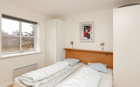 Enni - 100M from the Sea: Parete, Letto, Camera Da Letto, Legna, Interior Design, Pavimentazione, Pavimento, Soffitto, Lenzuolo, Mobilia