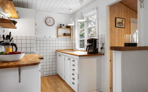 Gia - 1.3Km from the Sea: Cucina, Pavimentazione, Controsoffitto, Legna, Interior Design, Elettrodomestico Da Cucina, Cabinetry, Pavimento, Mobilia, Idraulico Fixture