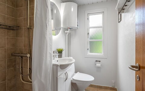 Gia - 1.3Km from the Sea: Toilet Seat, Bagno, Gabinetto, Idraulico Fixture, Lavello, Lavandino Del Bagno, Interior Design, Pavimentazione, Pavimento, Rubinetto