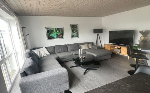 Ingolf - 750M from the Sea: Casa, Pavimento, Soggiorno, Divano, Divano Letto, Tavolino Da Caffè