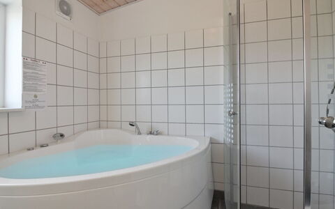 Ingolf - 750M from the Sea: Bagno, Pavimentazione, Idraulico Fixture, Vasca Da Bagno, Pavimento, Interior Design, Soffitto, Idraulico, Rubinetto, Camera