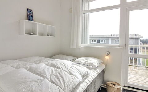Ingolf - 750M from the Sea: Camera Da Letto, Letto, Interior Design, Lenzuolo, Bedding, Pavimento, Soffitto, Mobilia, Pavimentazione, Appartamento
