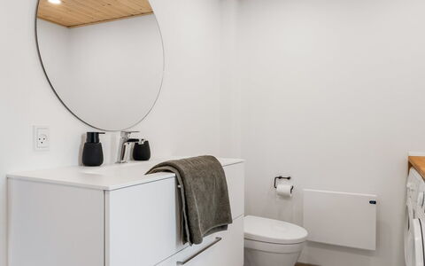 Kerttuli - 800M from the Sea: Idraulico Fixture, Interior Design, Pavimentazione, Bagno, Pavimento, Lavandino Del Bagno, Mobiletto Del Bagno, Lavello, Rubinetto, Idraulico