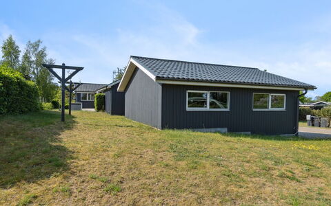 Rafn - 550M from the Sea: Architettura, Tetto, Casa, Materiale Composito, Illuminazione Diurna, Raccordo, Driveway