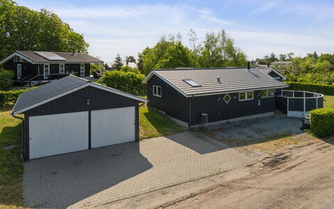 Rafn - 550M from the Sea: Architettura, Tetto, Casa, Materiale Composito, Illuminazione Diurna, Raccordo, Driveway