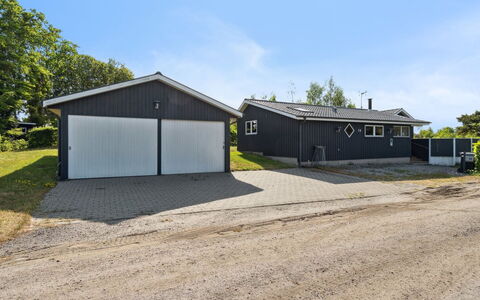 Rafn - 550M from the Sea: Architettura, Tetto, Casa, Materiale Composito, Illuminazione Diurna, Raccordo, Driveway