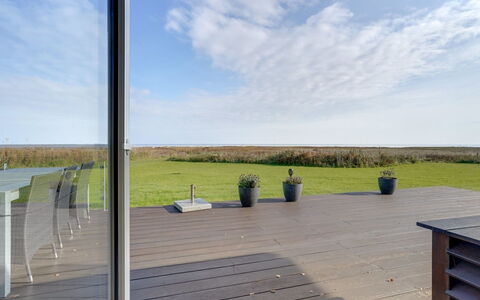 Gisa - from the Sea: Zona Residenziale, Tetto, Sobborgo, Driveway, Estate, Camino