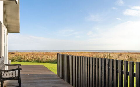 Gisa - from the Sea: Zona Residenziale, Tetto, Sobborgo, Driveway, Estate, Camino