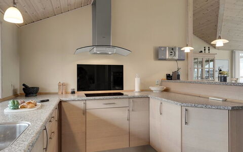 Aniela - 150M from the Sea: Controsoffitto, Cucina, Pavimentazione, Interior Design, Elettrodomestico Da Cucina, Cabinetry, Mobilia, Soffitto, Pavimento, Lampada