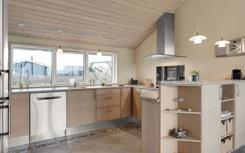 Aniela - 150M from the Sea: Cucina, Controsoffitto, Mobilia, Pavimentazione, Elettrodomestico Da Cucina, Interior Design, Legna, Cabinetry, Soffitto, Pavimento