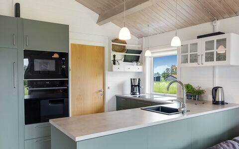 Aashild - 400M from the Sea: Cucina, Elettrodomestico Da Cucina, Controsoffitto, Interior Design, Legna, Apparecchio Major, Pavimentazione, Soffitto, Cabinetry, Mobilia