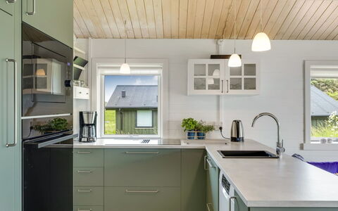 Aashild - 400M from the Sea: Cucina, Controsoffitto, Interior Design, Elettrodomestico Da Cucina, Pavimentazione, Cabinetry, Mobilia, Legna, Soffitto, Lampada