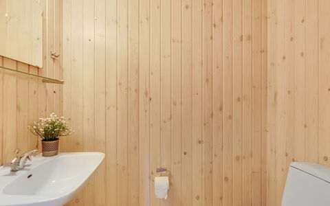 Aashild - 400M from the Sea: Parete, Legna, Bagno, Idraulico Fixture, Pavimentazione, Lavandino Del Bagno, Interior Design, Pavimento, Rubinetto, Lavello