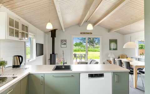 Aashild - 400M from the Sea: Cucina, Interior Design, Soffitto, Controsoffitto, Elettrodomestico Da Cucina, Mobilia, Cabinetry, Lampada, Apparecchio Major, Elettrodomestico