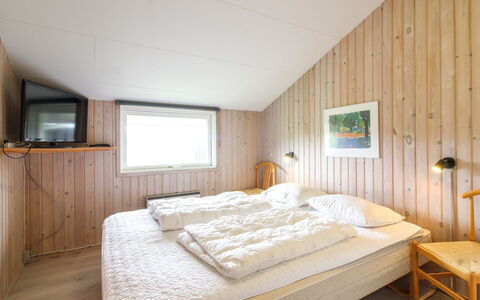 Seniha - 400M from the Sea: Legna, Camera Da Letto, Interior Design, Soffitto, Letto, Pavimento, Pavimentazione, Lenzuolo, Casa, Telaio Del Letto