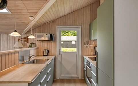 Fliri - 700M from the Sea: Cucina, Legna, Controsoffitto, Pavimentazione, Interior Design, Soffitto, Elettrodomestico Da Cucina, Mobilia, Pavimento, Cabinetry