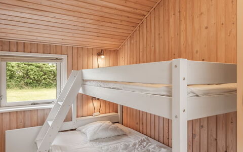 Fliri - 700M from the Sea: Camera Da Letto, Legna, Letto, Bedding, Lenzuolo, Telaio Del Letto, Latifoglie, Pavimento, Soffitto, Letto A Castello