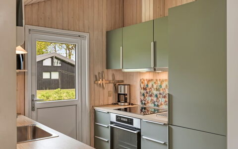 Fliri - 700M from the Sea: Cucina, Elettrodomestico Da Cucina, Controsoffitto, Apparecchio Major, Legna, Interior Design, Pavimentazione, Mobilia, Cabinetry, Elettrodomestico