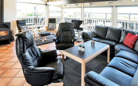 Elvie - 200M from the Sea: Mobilia, Interior Design, Pavimentazione, Legna, Pavimento, Sedia, Soffitto, Divano, Soggiorno, Pavimento In Legno