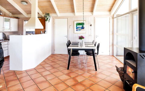 Elvie - 200M from the Sea: Pavimentazione, Interior Design, Pavimento, Mobilia, Legna, Soffitto, Pavimento In Legno, Camera, Sedia, Cucina