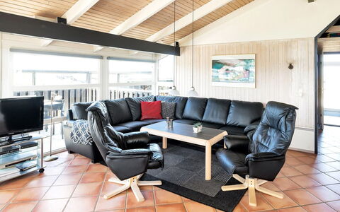 Elvie - 200M from the Sea: Mobilia, Interior Design, Divano, Soffitto, Soggiorno, Pavimentazione, Pavimento, Casa, Camera, Pavimento In Legno