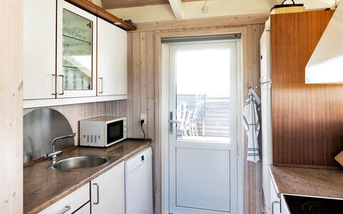 Elvie - 200M from the Sea: Legna, Pavimentazione, Pavimento, Cucina, Controsoffitto, Interior Design, Porta, Apparecchio Major, Lavello, Cabinetry