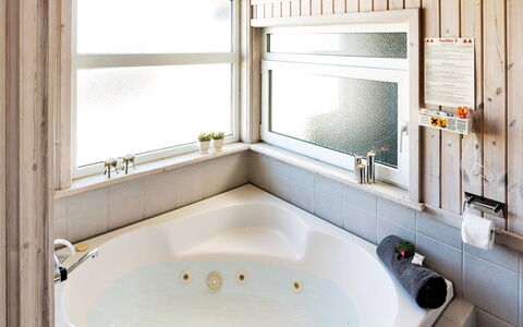 Elvie - 200M from the Sea: Vasca Da Bagno, Idraulico Fixture, Interior Design, Soffitto, Bagno, Pavimentazione, Pavimento, Camera, Idraulico, Illuminazione