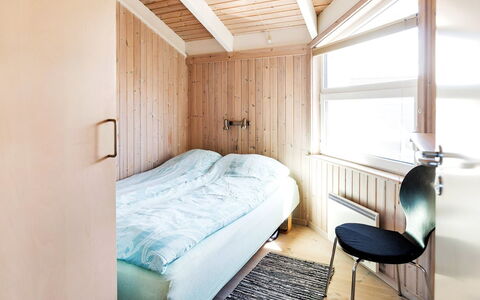 Elvie - 200M from the Sea: Camera Da Letto, Parete, Interior Design, Pavimento, Pavimentazione, Legna, Letto, Soffitto, Lenzuolo, Bedding