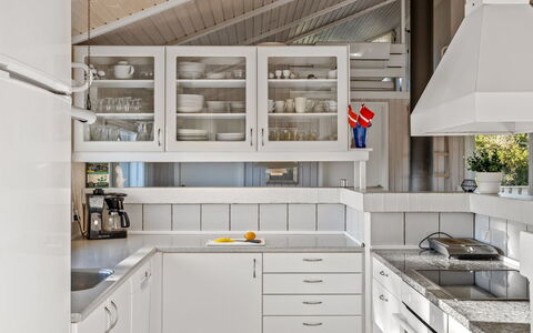 Otta - 779M from the Sea: Cucina, Controsoffitto, Interior Design, Cabinetry, Elettrodomestico Da Cucina, Pavimentazione, Soffitto, Apparecchio Major, Lampada, Mobilia
