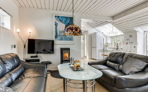 Grazian - 50M from the Sea: Mobilia, Interior Design, Soffitto, Divano, Soggiorno, Casa, Illuminazione, Camera, Appartamento