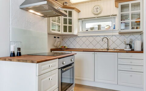 Grazian - 50M from the Sea: Cucina, Cabinetry, Pavimentazione, Controsoffitto, Interior Design, Legna, Elettrodomestico Da Cucina, Pavimento, Cassetto, Mobilia