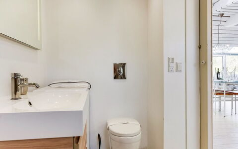 Grazian - 50M from the Sea: Bagno, Pavimentazione, Idraulico Fixture, Interior Design, Pavimento, Parete, Legna, Lavandino Del Bagno, Lavello, Gabinetto