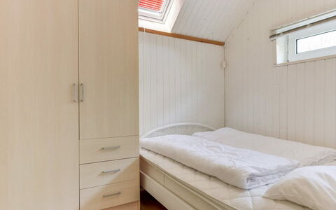 Grazian - 50M from the Sea: Legna, Pavimento, Pavimentazione, Camera Da Letto, Letto, Interior Design, Camera, Soffitto, Mobilia, Lenzuolo