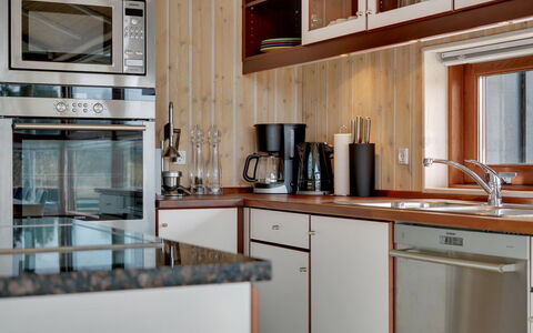 Gretha - 1.0Km from the Sea: Elettrodomestico Da Cucina, Cucina, Controsoffitto, Cabinetry, Apparecchio Major, Legna, Interior Design, Mobilia, Elettrodomestico, Pavimentazione
