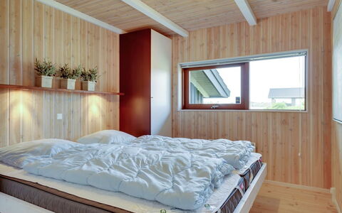 Gretha - 1.0Km from the Sea: Interior Design, Legna, Pavimentazione, Camera Da Letto, Pavimento, Soffitto, Letto, Camera, Mobilia, Illuminazione
