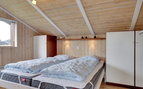 Gretha - 1.0Km from the Sea: Legna, Camera Da Letto, Soffitto, Interior Design, Letto, Mobilia, Casa, Pavimento, Camera, Lenzuolo