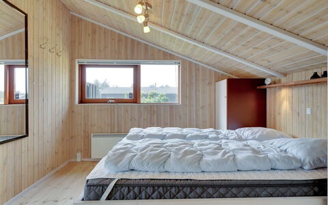 Gretha - 1.0Km from the Sea: Legna, Soffitto, Interior Design, Camera Da Letto, Camera, Letto, Latifoglie, Telaio Del Letto, Plank, Lampada
