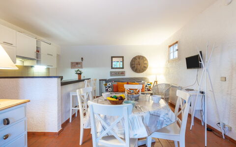 Les Mas de Gigaro: Mobilia, Proprietà, Tavolo, Cabinetry, Sedia, Legna, Cornice, Cassetto, Pavimento, Pavimentazione