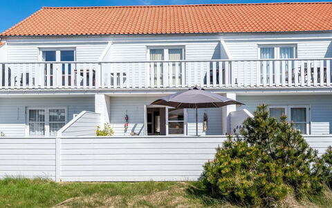 Cilla - 1Km from the Sea: Mobilia, Interior Design, Pavimentazione, Legna, Pavimento, Soffitto, Pavimento In Legno, Sedia, Tavolo, Illuminazione
