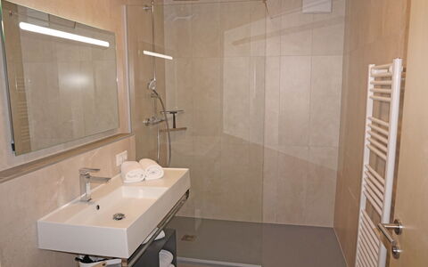 Freiheit-La: Rubinetto, Lavello, Specchio, Idraulico Fixture, Lavandino Del Bagno, Bagno, Costruzione, Doccia, Pavimento