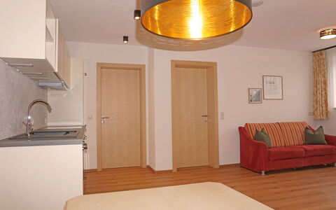 Freiheit-La: Proprietà, Divano, Legna, Comfort, Interior Design, Illuminazione, Arancia, Costruzione, Architettura, Pavimento