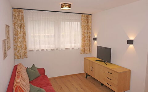 Freiheit-La: Mobilia, Proprietà, Cabinetry, Comfort, Cassetto, Costruzione, Legna, Interior Design, Pavimentazione, Cassettiera