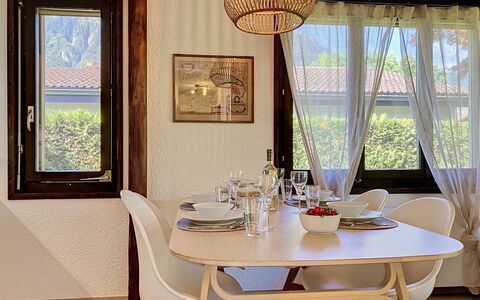 Dorenavant: Mobilia, Interior Design, Legna, Pavimentazione, Sedia, Tavolo, Sala Da Pranzo, Lampada, Illuminazione, Cucina & Sala Da Pranzo Tavolo