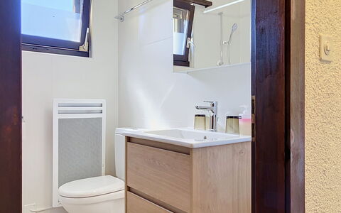 Dorenavant: Idraulico Fixture, Bagno, Mobiletto Del Bagno, Pavimentazione, Lavandino Del Bagno, Pavimento, Interior Design, Specchio, Lavello, Rubinetto