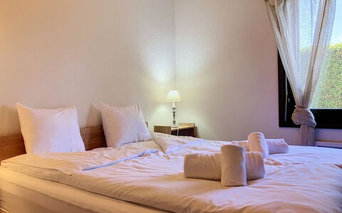 Dorenavant: Letto, Camera Da Letto, Legna, Lenzuolo, Pavimento, Pavimentazione, Bedding, Interior Design, Telaio Del Letto, Illuminazione