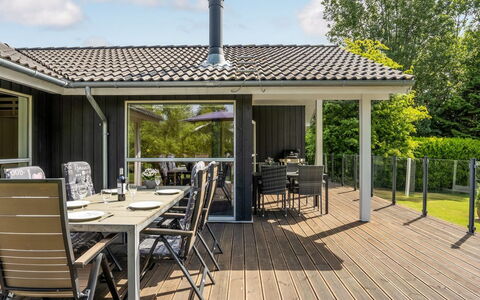 Anemone - 700M from the Sea: Mobilia, Interior Design, Pavimentazione, Legna, Pavimento, Soffitto, Pavimento In Legno, Sedia, Tavolo, Illuminazione