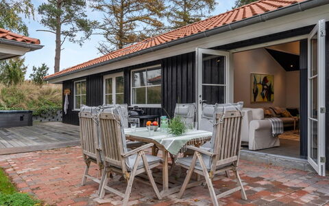 Ribanna - 650M from the Sea: Casa, Tetto, Casa, Zona Residenziale, Villetta, Porta, Estate, Cortile, Prato, Shade